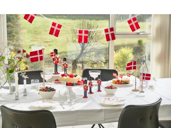 Celebrate Flagstang 40 cm i FSC certificeret eg med Dannebrog 